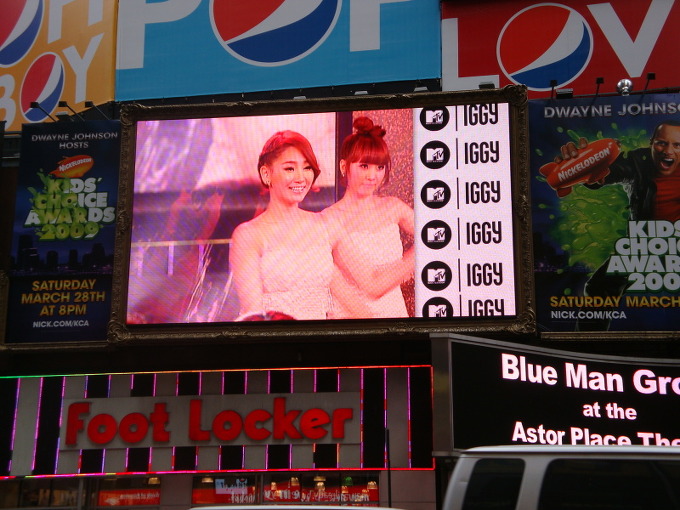 원더걸스 뉴욕 times square 직찍 +외국 팬 2명에 NOBODY